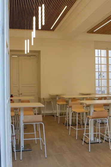 Mobilier et éclairage du réfectoire