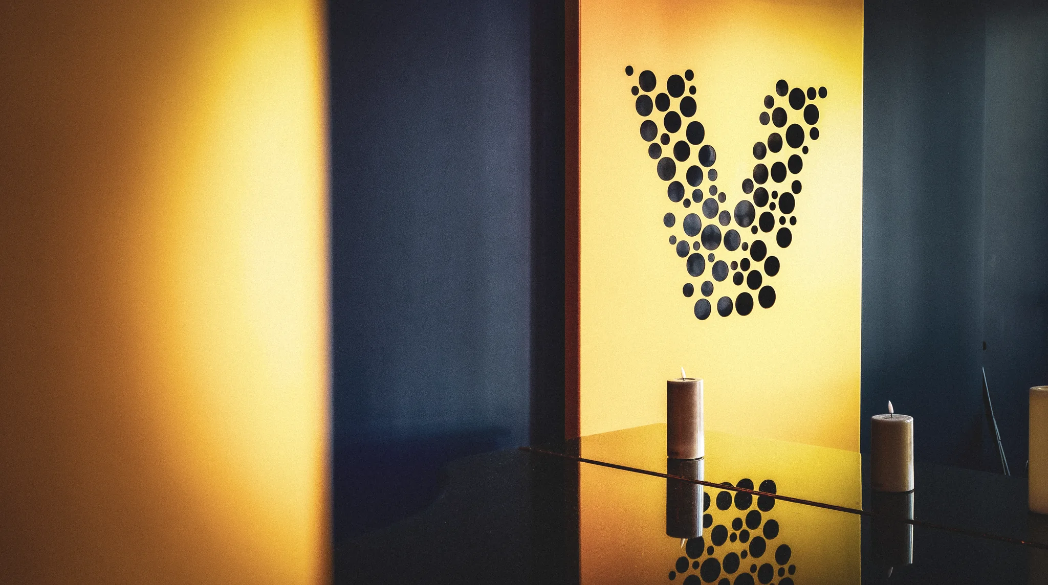 Le monogramme du Victor et son reflet