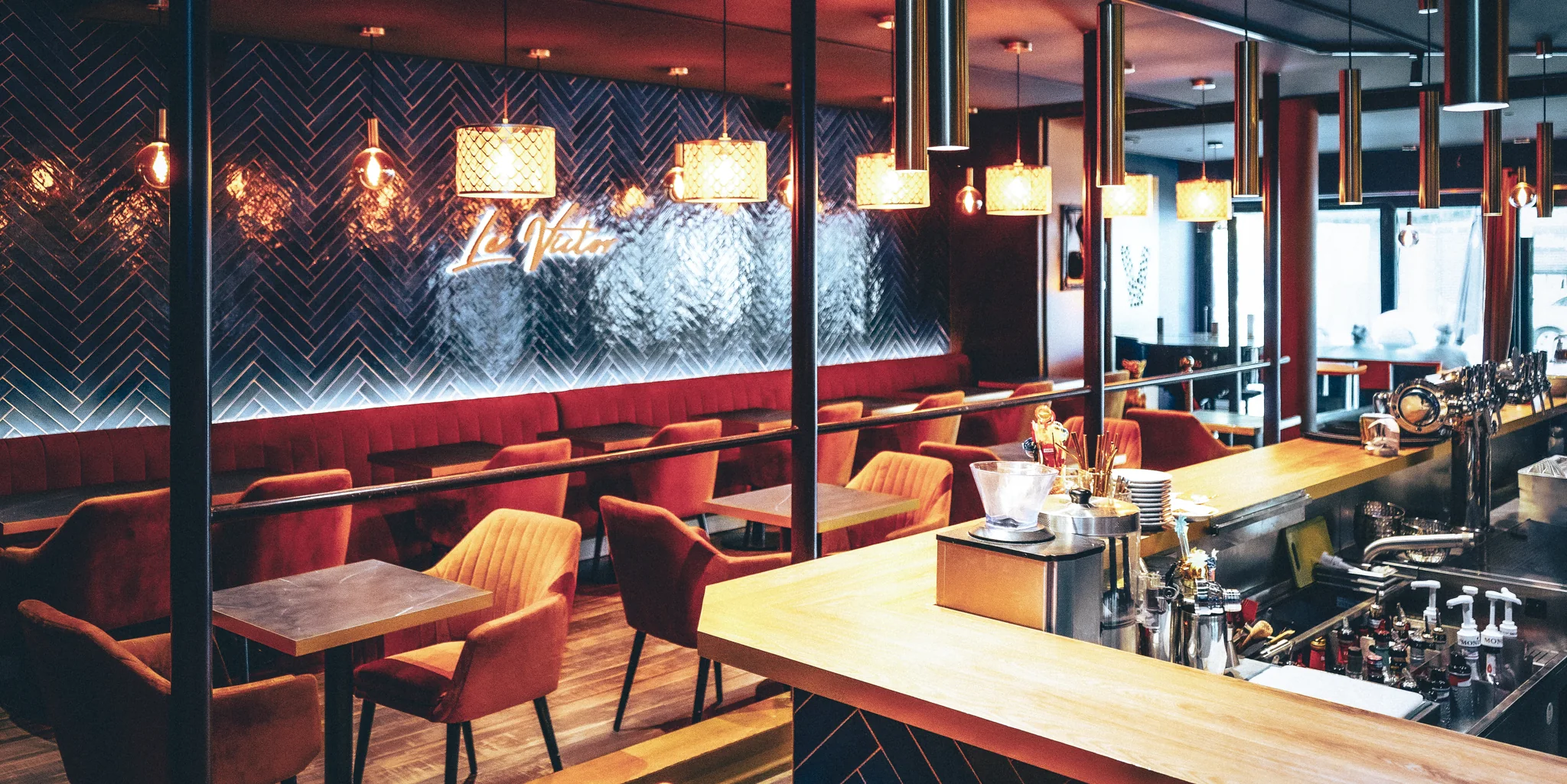 Le bar ouvert sur la salle