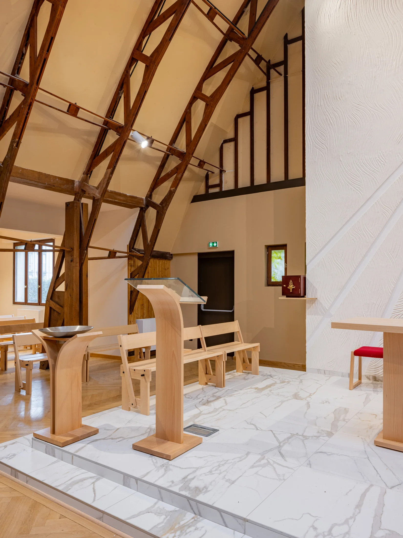 Le mobilier du chœur et la charpente
